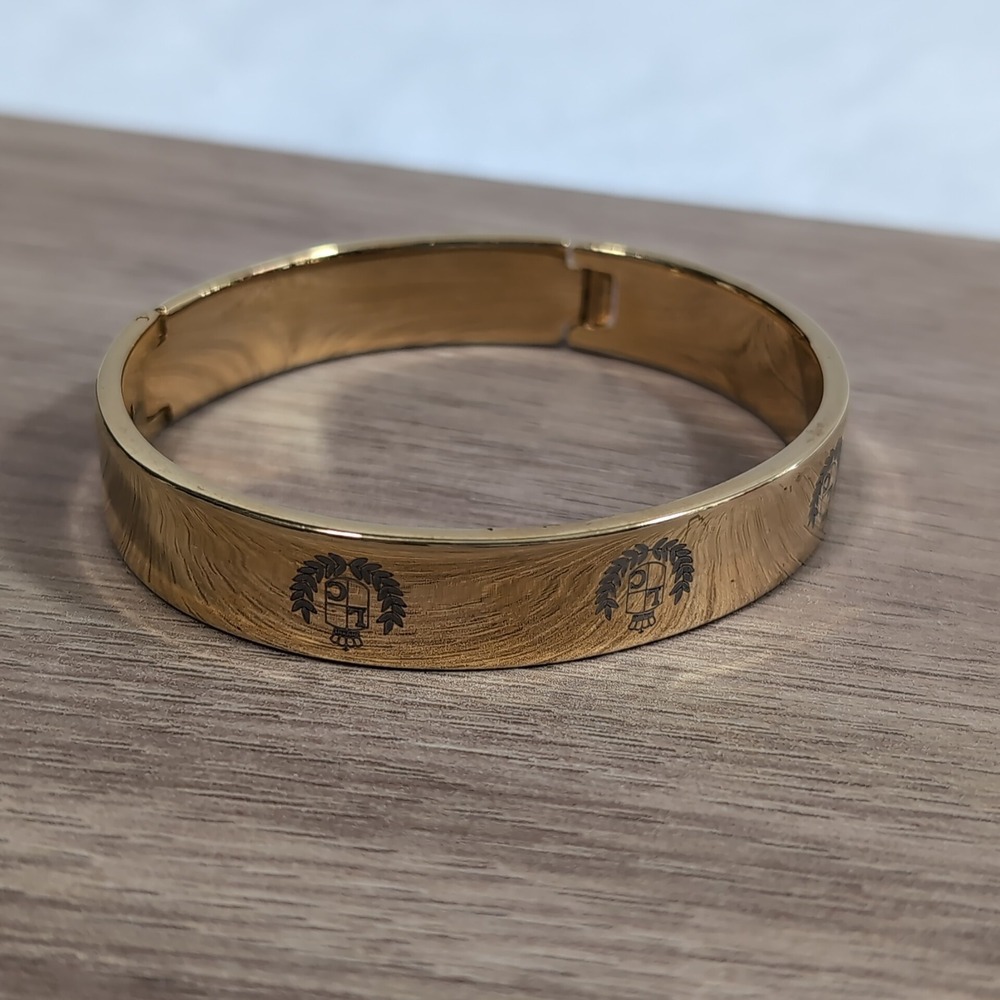 Liz Claiborne Bangle Bracelet Womens Gold Tone Etched Crest Laurel Wreath Hinged